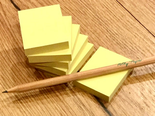 kleine Haftnotizblöcke in hellgelb, recycelt