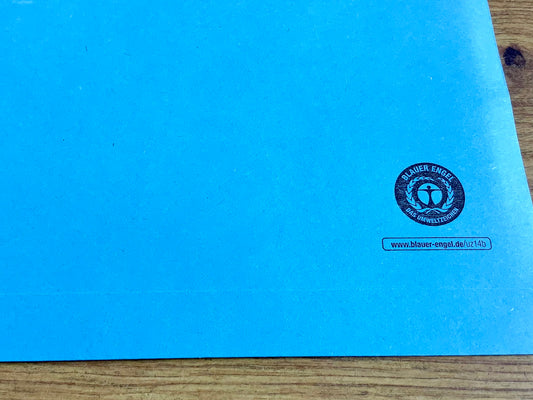 Umweltsiegel auf blauer Fenstermappe aus Papier