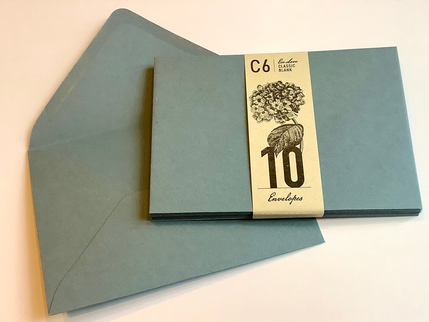 Briefumschläge in taubenblau im Format C6 mit Spitzklappe. Erhältlich bei Polly Paper in Berlin