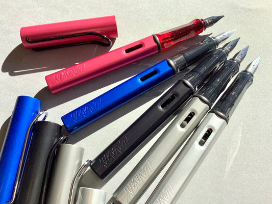 Füllhalter von LAMY aus Aluminium in blau, schwarz, silber oder rot (Griffstück aus transparentem Kunststoff).
Erhältlich bei Polly Paper Schreibwaren in Berlin-Mitte