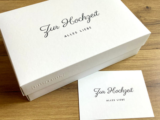 weiße Pappschachtel mit Deckel und Aufdruck "Zur Hochzeit alles Liebe"