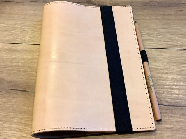 Leder-Buchhülle travel A5 Gummizug (papoutsi)