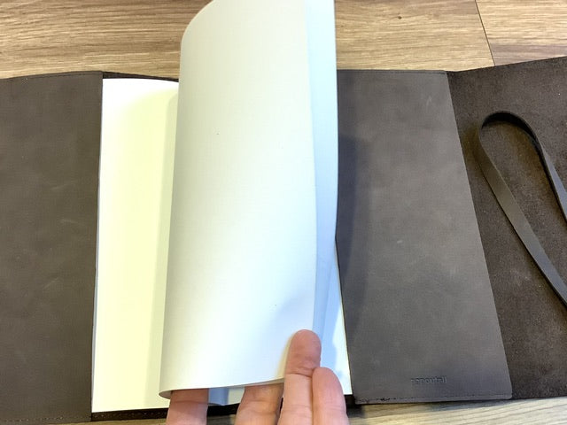 Leder-Buchhülle POET II A5 papoutsi geschnürt