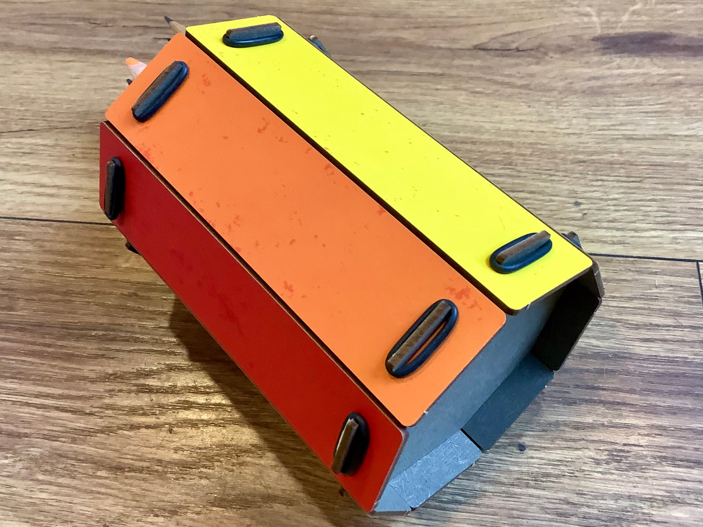 Stiftebecher Regenbogen (Ausstellungsstück)