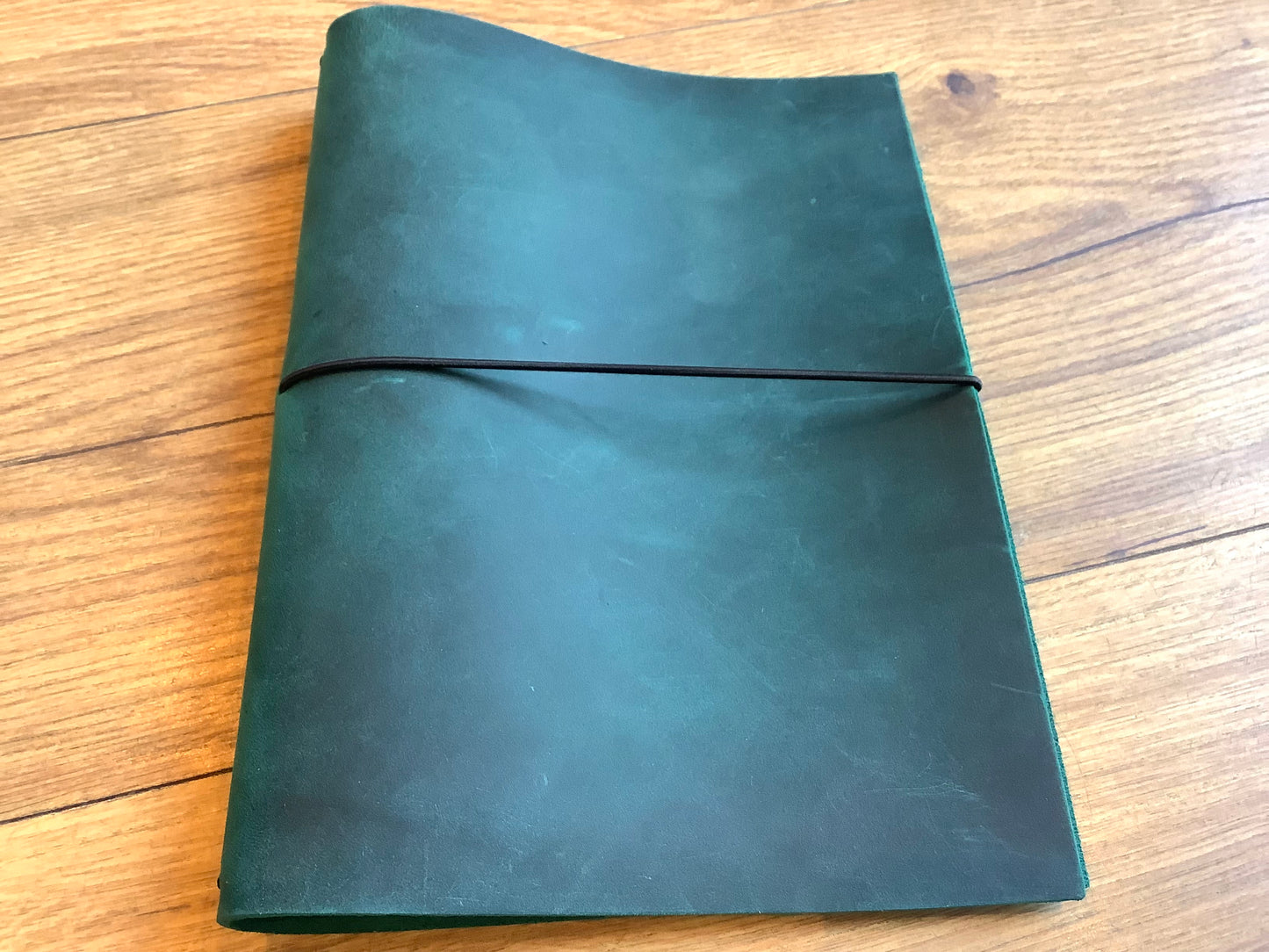 Leder-Buchhülle A5 papoutsi „Wiji“°