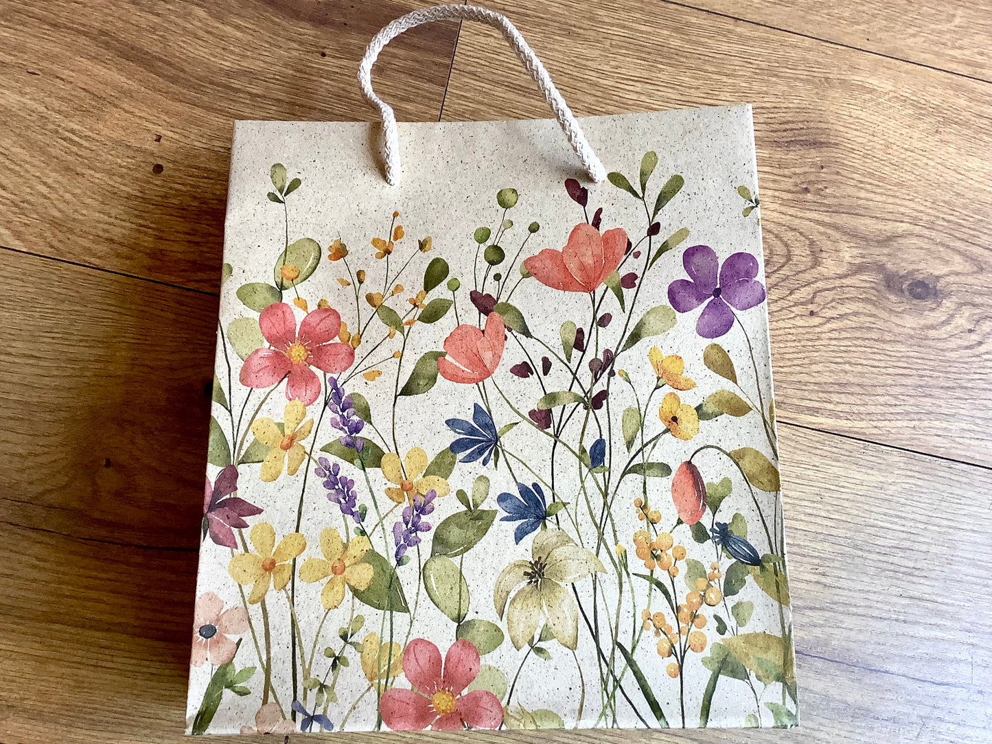 Geschenktasche Graspapier Blumen 23x20cm