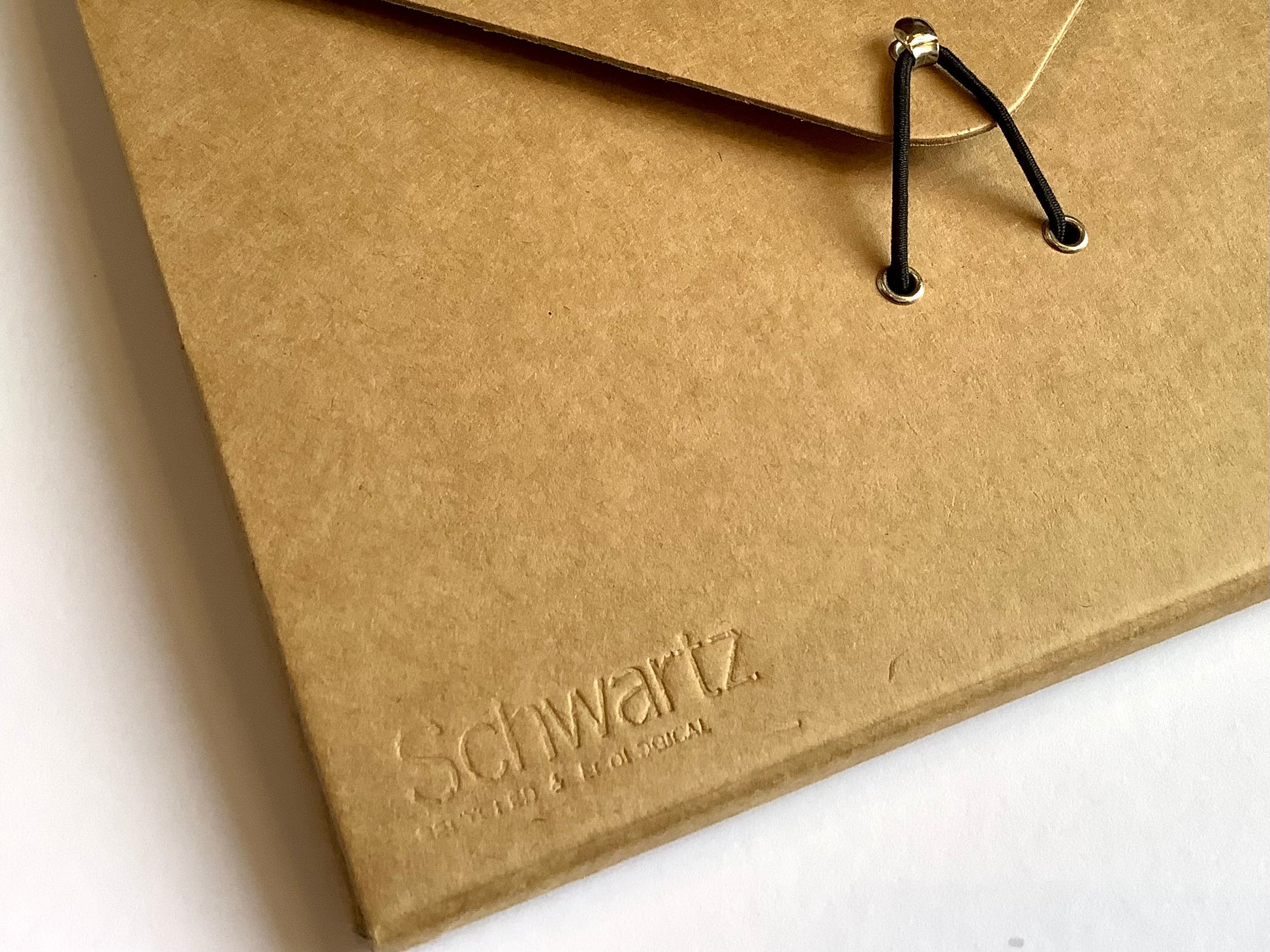 Detailansicht der Sammelmappe A5 kraft mit dem Markennamen Schwartz recycelt & ecological eingeprägt