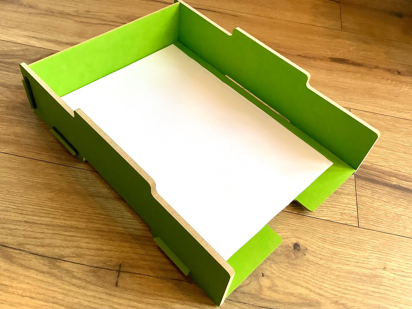 Briefablage aus Holz in grün
