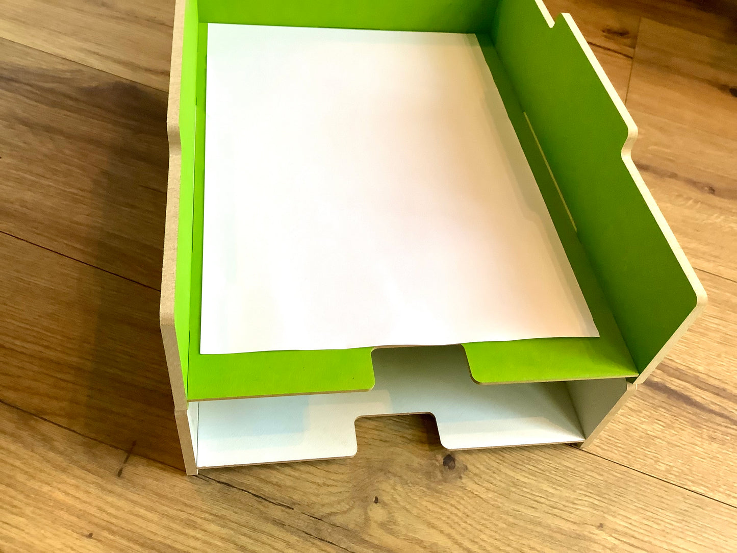 2 übereinander gestapelte Briefalbagen aus Holz , weiß und grün von vorne