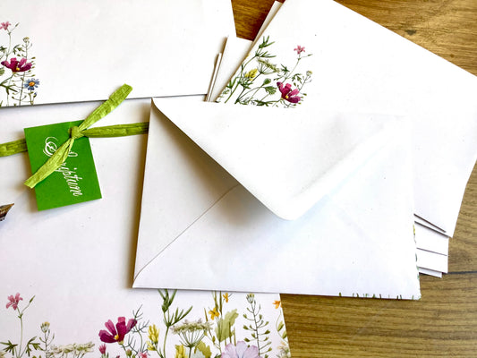 Sommerliches Briefpapier, mit bunten Blumen bedruckt (Blumenwiese unten auf den A4-Bögen und links auf den Umschlägen)