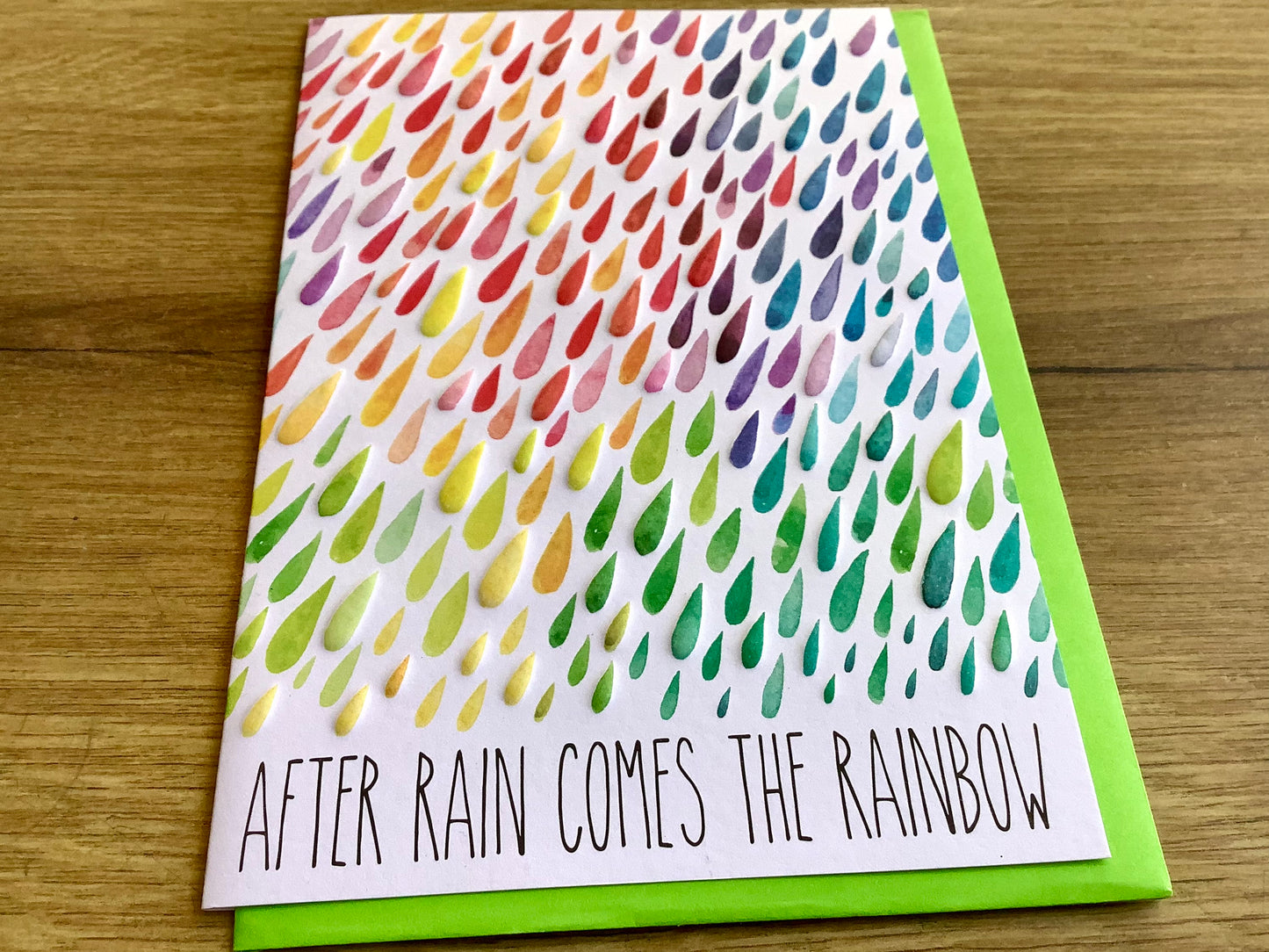 Klappkarte voller bunter Regentropfen, die man durch Reliefdruck ertasten kann. Darunter der Text "After Rain comes the rainbow"