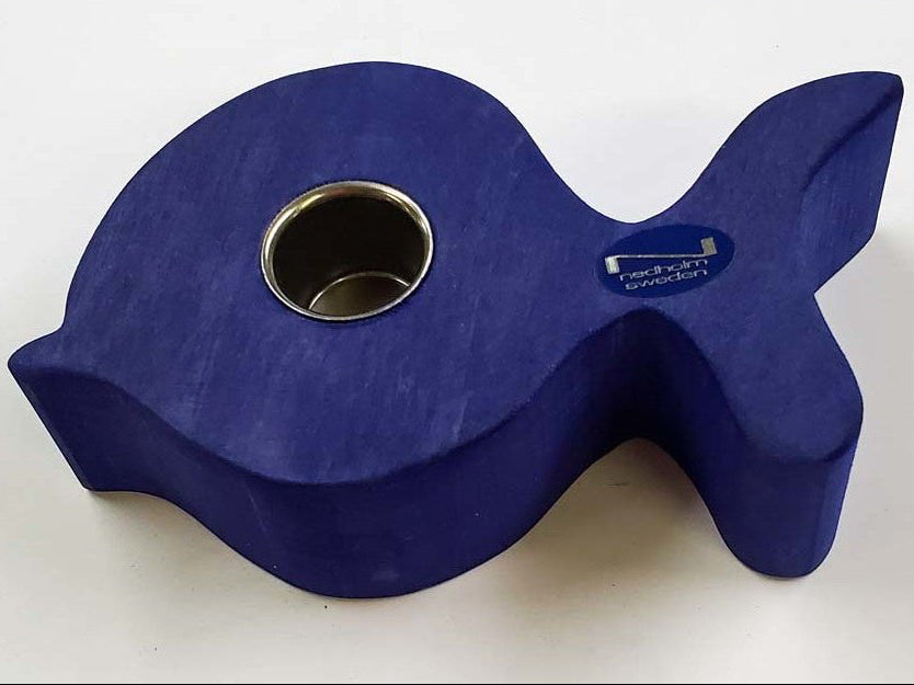 Kerzenstaender aus blauem Holz in Fischform