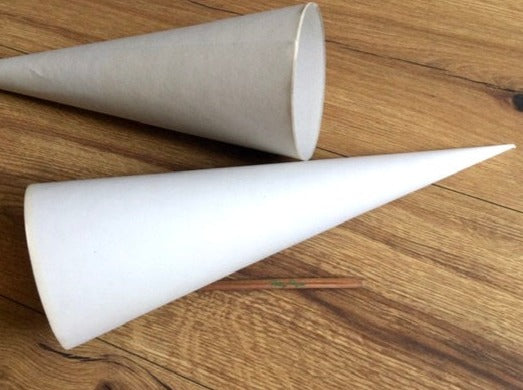 weißer kleiner Schultütenrohling, 35 cm lang