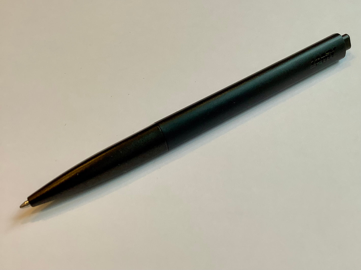 Druckkugelschreiber von Lamy in schwarz.
Erhältlich bei Polly Paper in Berlin-Mitte