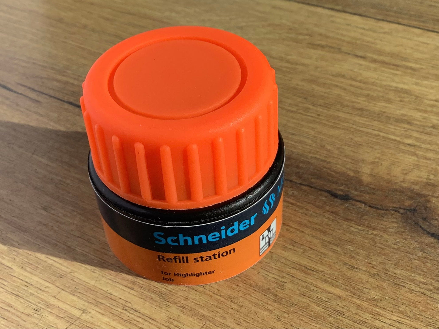 Nachfüllungsdose orange für den Textmarker "Job" von Schneider.
Erhältlich bei Polly Paper - Umweltfreundlicher Bürobedarf in Berlin-Mitte