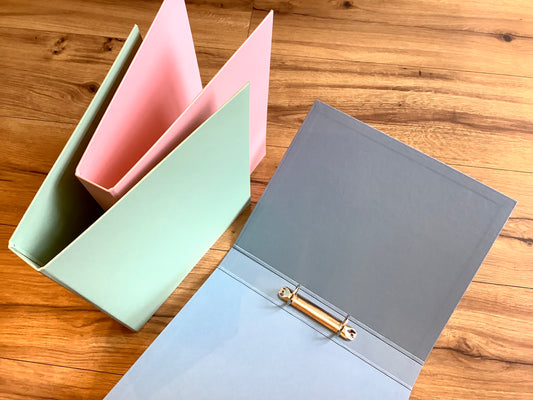 pastellfarbene Ringbücher aus Recyclingkarton, blaugrau, mintgrün und rosa