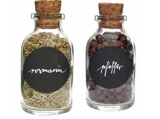 Gewürzetiketten Pfeffer und Rosmarin auf Gläsern