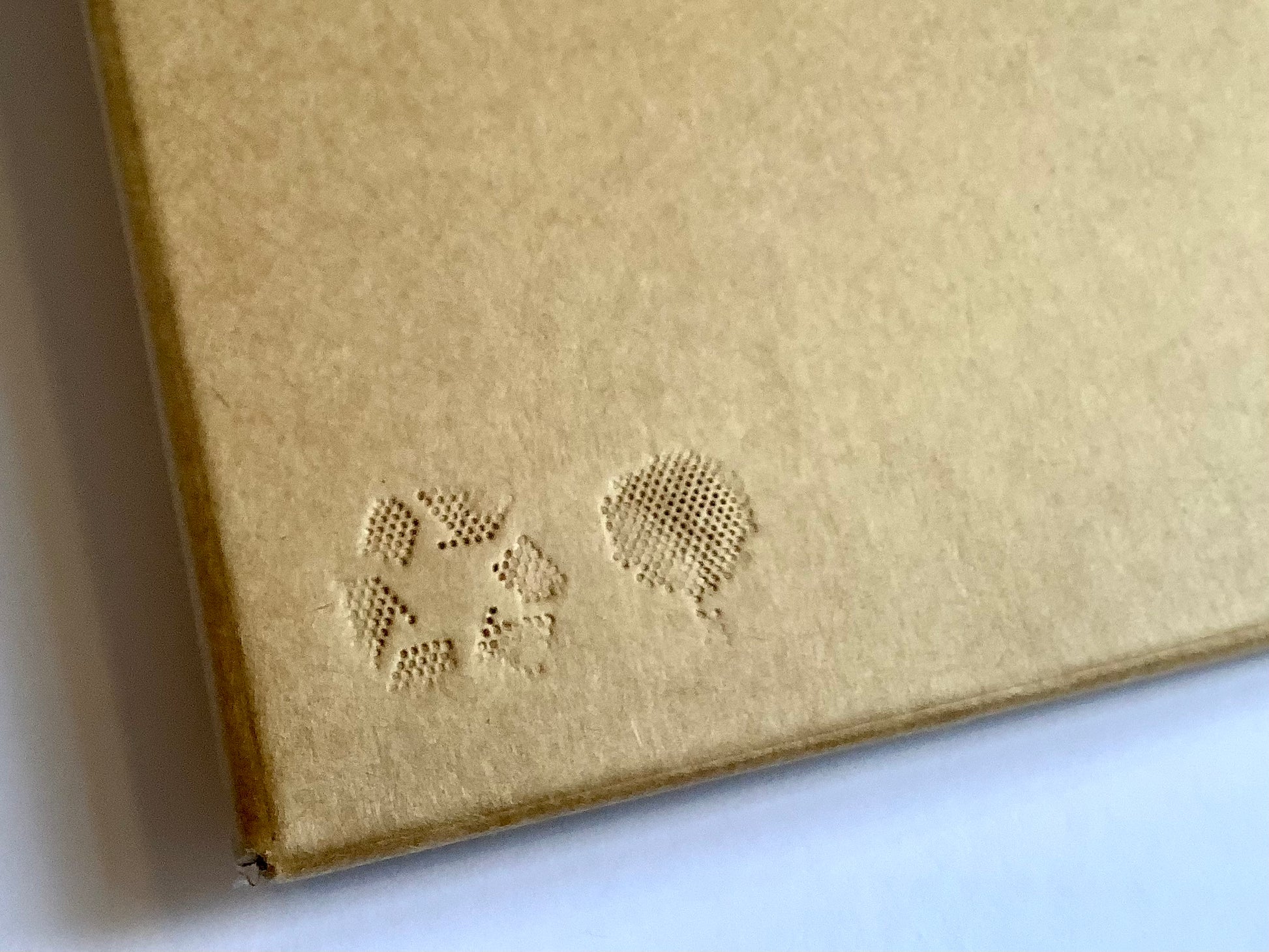 Detailansicht der Sammelmappe A5 kraft mit dem Recyclingsymbol eingeprägt