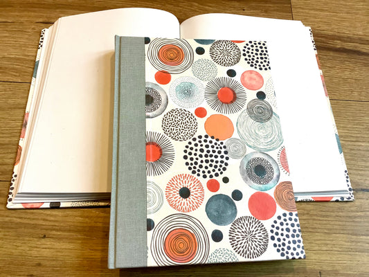 Skizzenbuch mit Leinenrücken, innen blanko / weiß, außen bunte Kreise und Kugeln und rot, blaugrau und schwarz - erhältlich bei Polly Paper - umweltfreundliche Schreibwaren in Berlin-Mitte