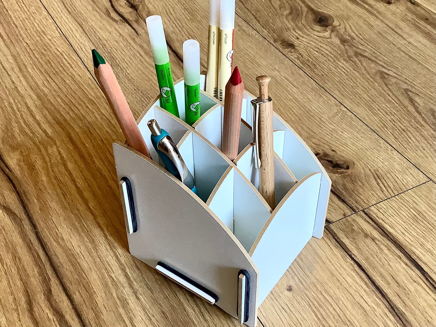 weiße Stiftebox mit 9 Fächern