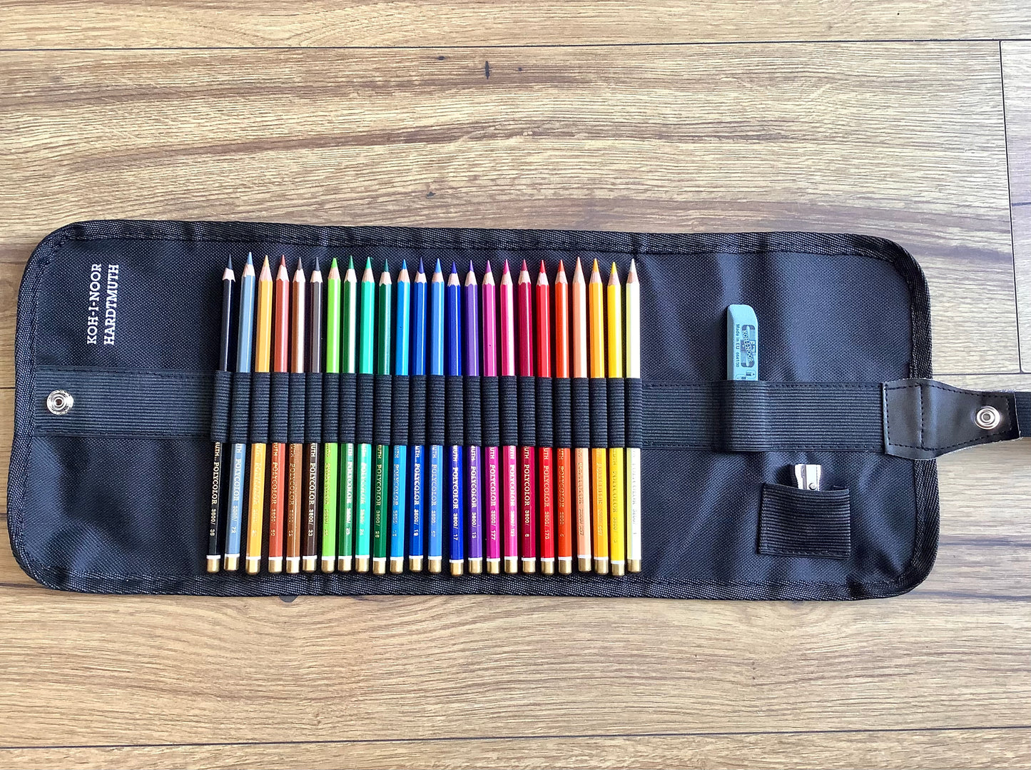 schwarze Nylon-Stifterolle mit 24 buntstifte "Polycolor" von Koh-i-Noor