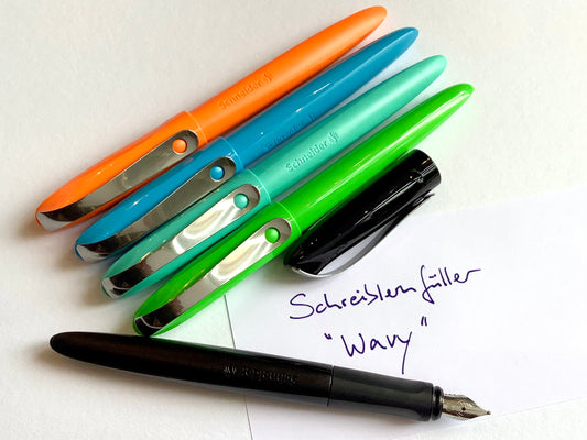 5 Fueller der Serie „Wavy“. Schreibernfueller in orange, blau, türkis, grün und schwarz