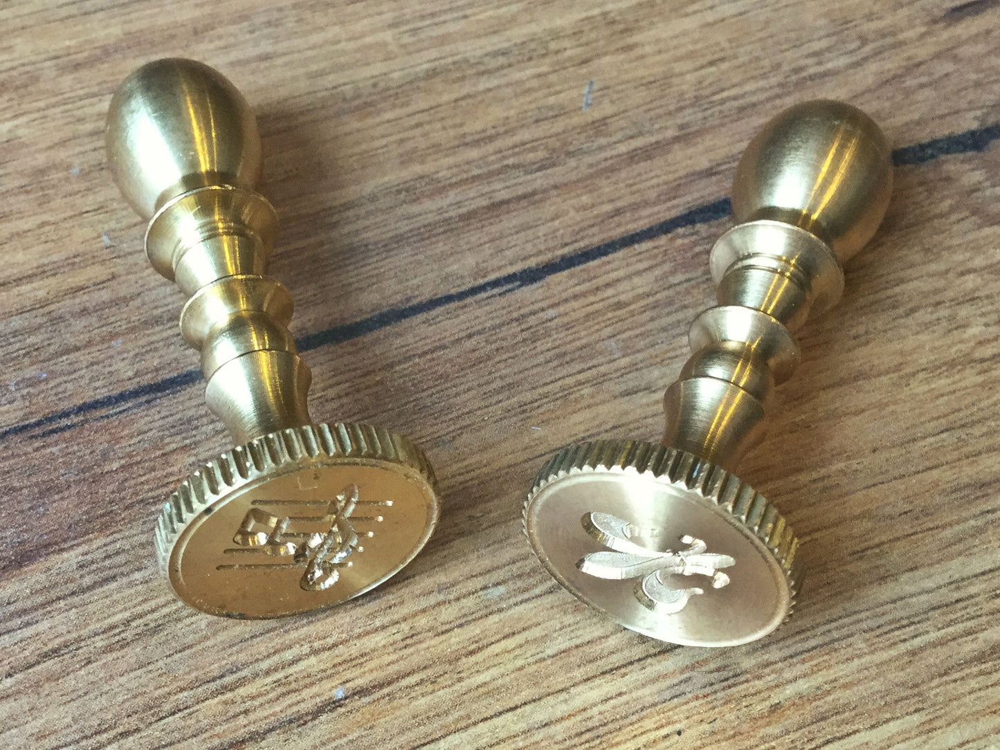 Messing-Siegel Motiv° (Lilie, Noten)