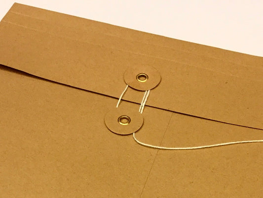 C4 mit Bindfadenverschluss 180g/m²