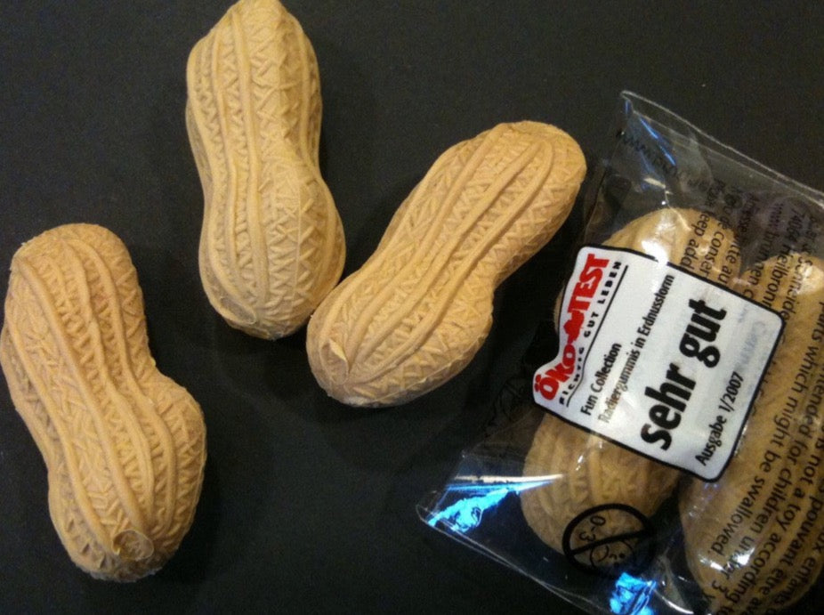 3 Radierer in Form, Farbe und Größe von Erdnüssen von Brunnen
