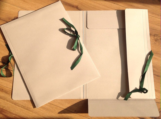 Sammelmappe aus Graupappe mit grünen Bändern zum Verschließen