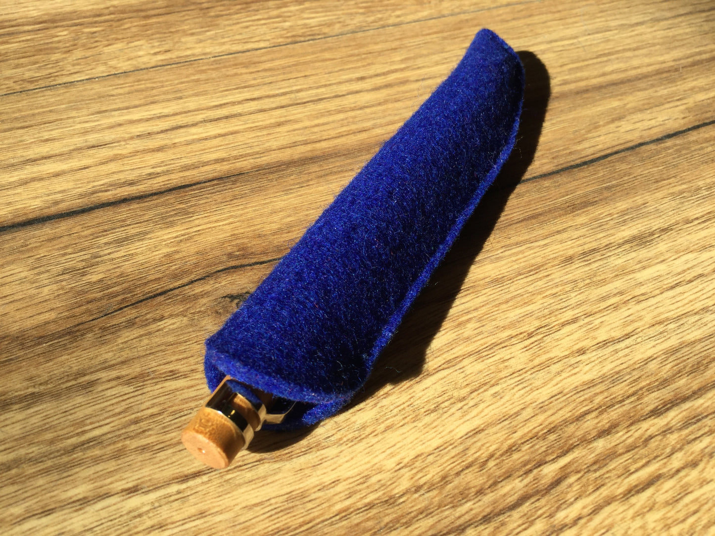 Leuchtend blaues Stift-Etui „Ena“ von Papoutsi ("Berliner Filz") für einen Kugelschreiber oder ähnliche Schreibgeräte.
Erhältlich bei Polly Paper, Umweltfreundliche Schreibwaren in Berlin-Mitte