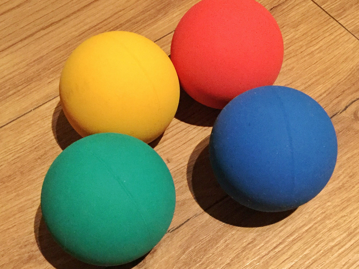 4 Gummibälle in den Farben gelb, grün, blau und rot