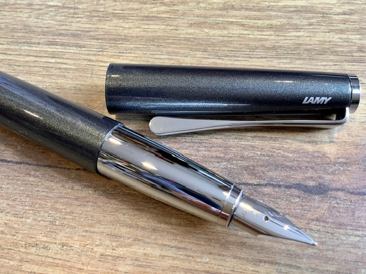 Dunkelgrün-grau melierter edler Füller von Lamy mit silbernem Griffstück und silbernem propellerförmigem Clip - bei Polly Paper Berlin-Mitte