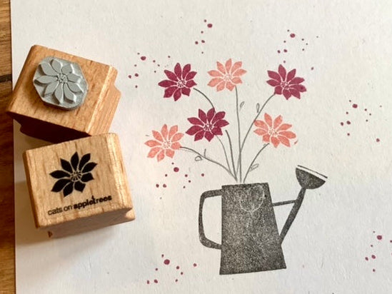 Mini-Stempel aus Holz mit Blütenmotiv - erhältlich bei Polly Paper - Umweltfreundliche Schreibwaren