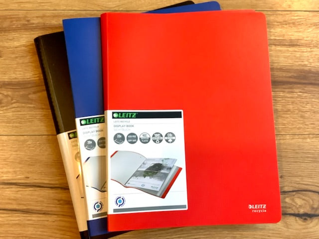 ein rotes, ein blaues und ein schwarzes sichtbuch aus Recyclingplastik von leitz