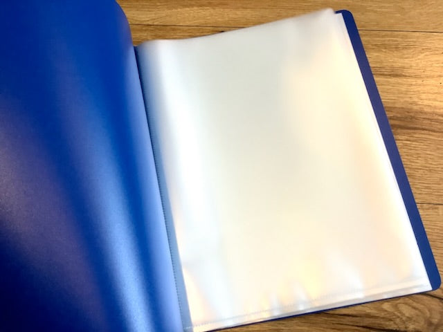 aufgeschlagenes sichtbuch blau