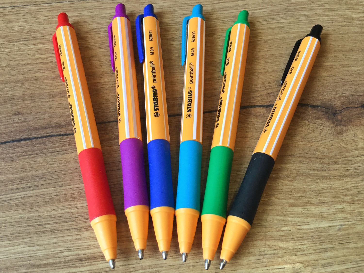 Kugelschreiber Greenpoint von Stabilo in 6 Farben (Gehäuse gelb, Griffstück, Clip und Klicker in der Schreibfarbe). 