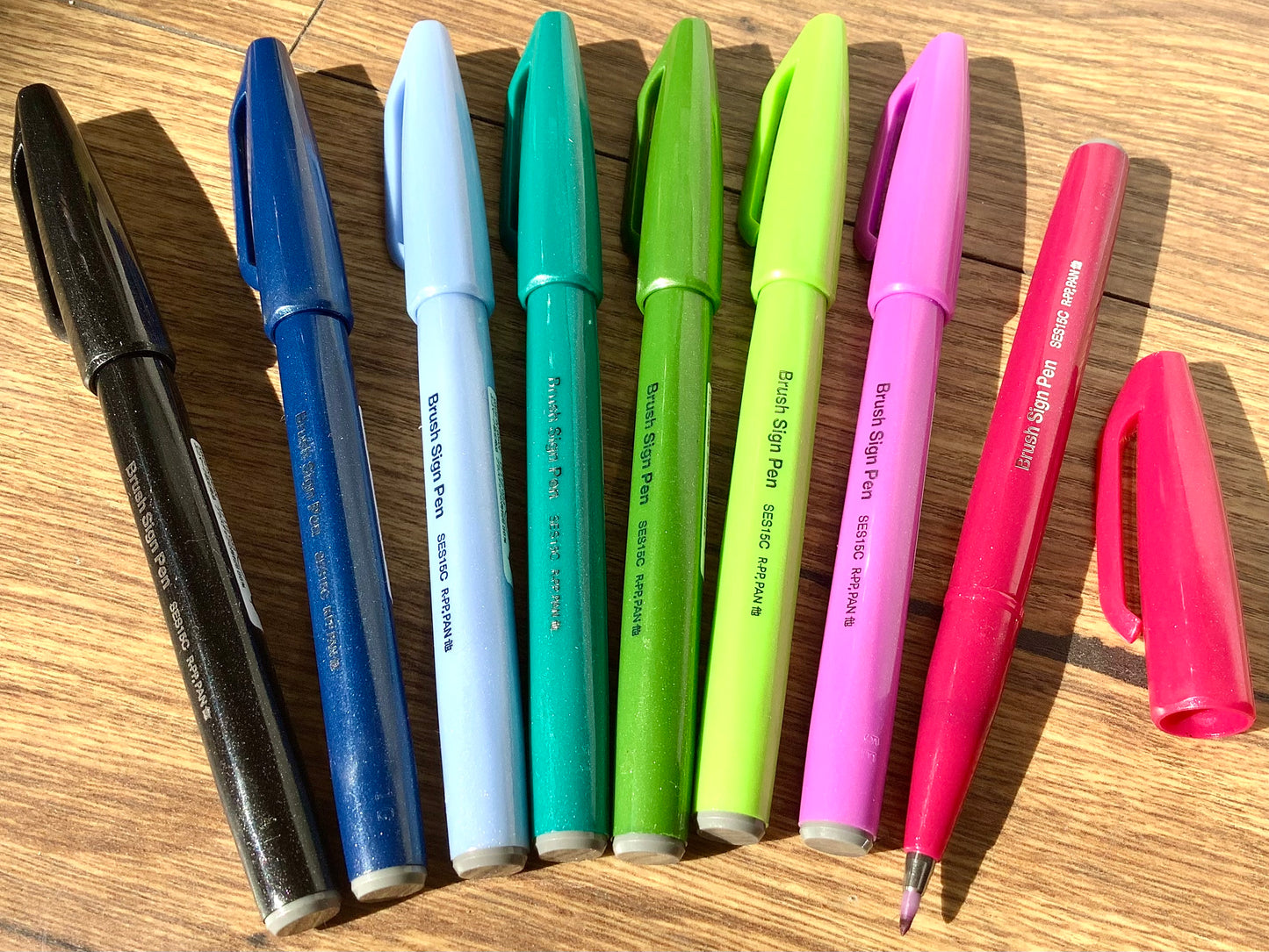 Filzstift mit flexibler Spitze in schwarz, dunkelblau, hellgraublau, türkis, olivgrün, hellgrün, lila und pink.
