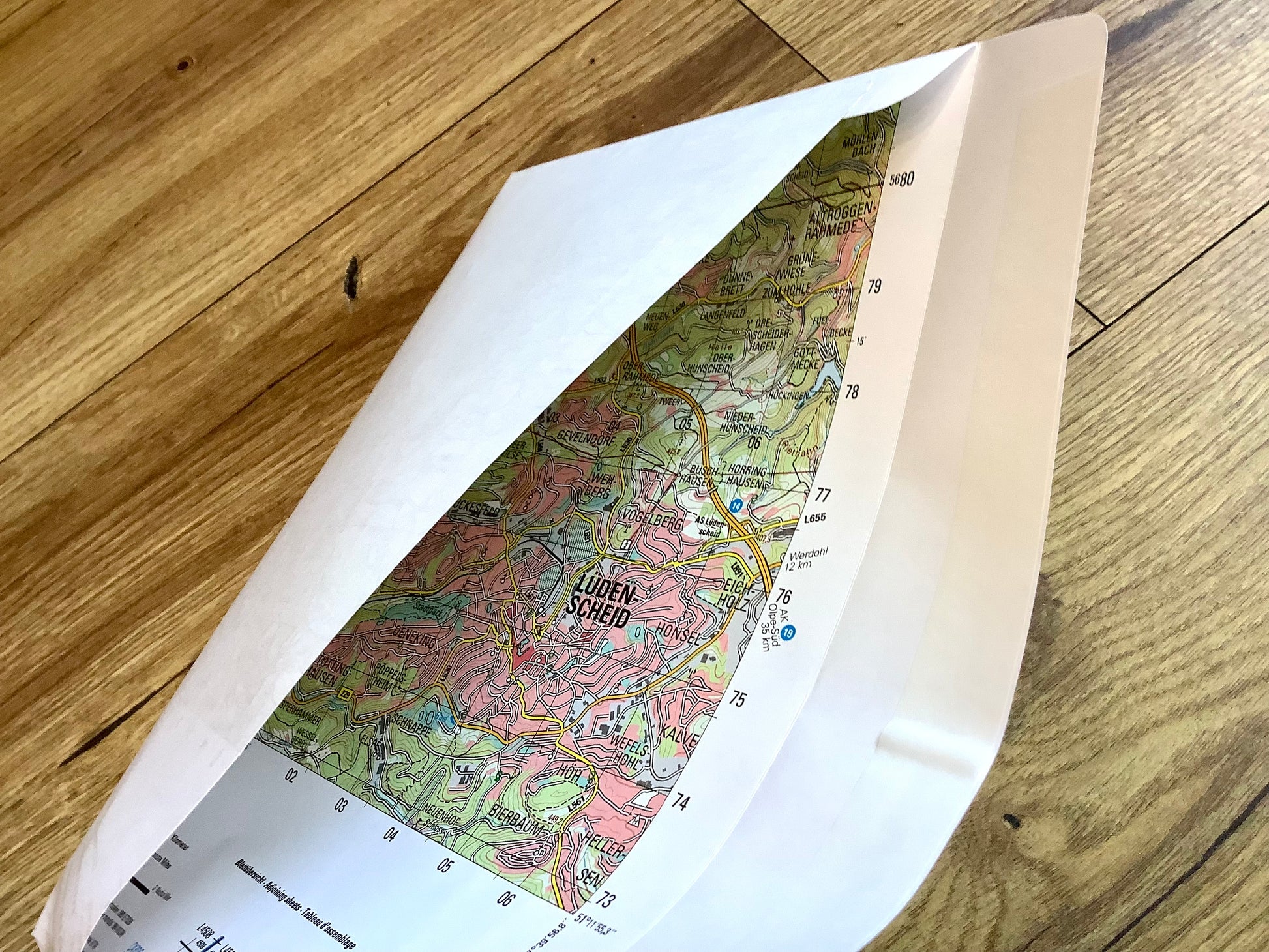 Upcycling-Versandtaschen in C5 mit Landkarte innen - erhältlich bei Polly Paper, umweltfreundlicher Bürobedarf in Berlin-Mitte