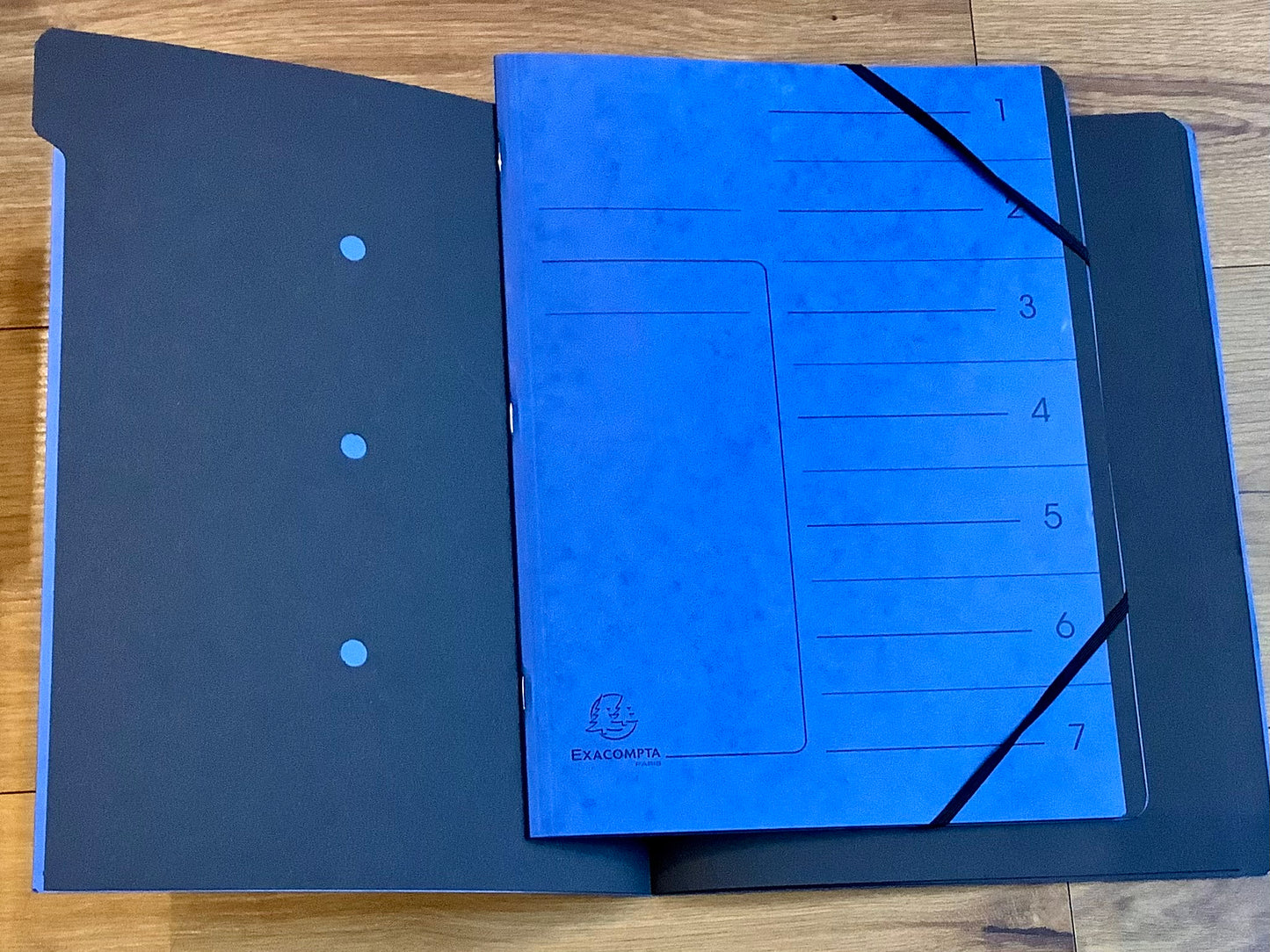 Blaue Fächermappe mit 7 Fächern, innen schwarzer Fotokarton zum Trennen der Fächer. Eckspann-Gummibänder zum Verschließen der Mappe.
Bürobedarf in Berlin-Mitte bei Polly Paper