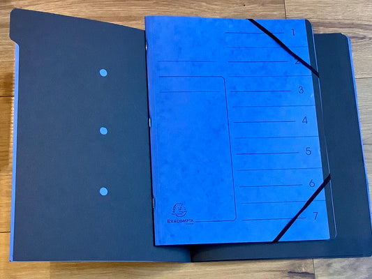 Blaue Fächermappe mit 7 Fächern, innen schwarzer Fotokarton zum Trennen der Fächer. Eckspann-Gummibänder zum Verschließen der Mappe.
Bürobedarf in Berlin-Mitte bei Polly Paper