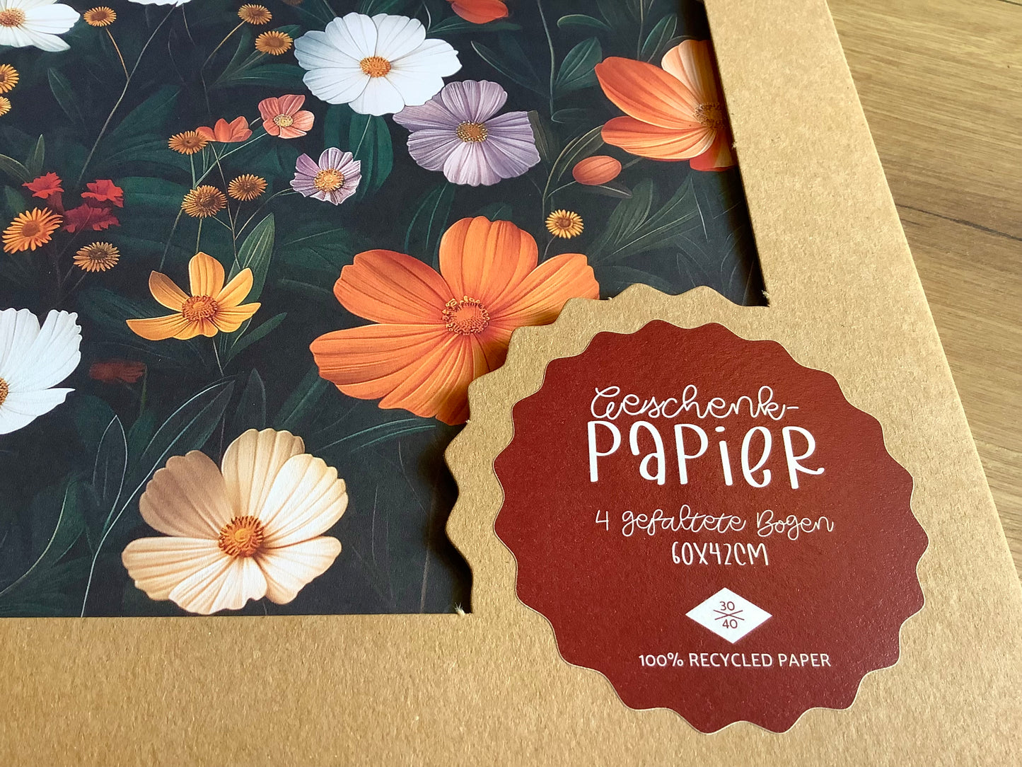 Geschenkpapier mit opulentem Blumendekor in orange, weiß, gelb und dunkelgrün aus Recyclingpapier