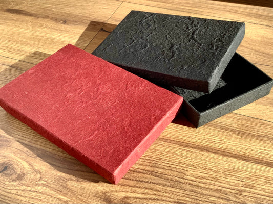 dunkelrote und schwarz kleine flache Geschenkschachtel