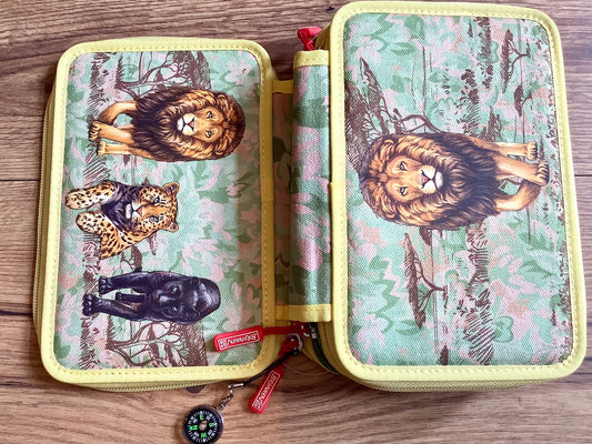 Federtasche 3 Reißverschlüsse Brunnen Löwe