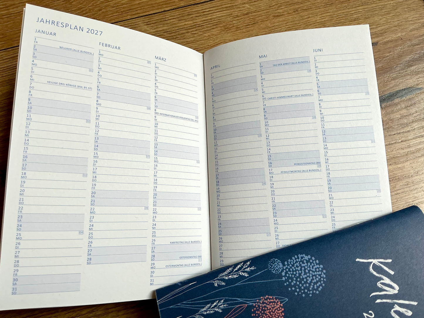 Taschenkalender A6 Monatsplaner (Eine der Guten) blau 2027