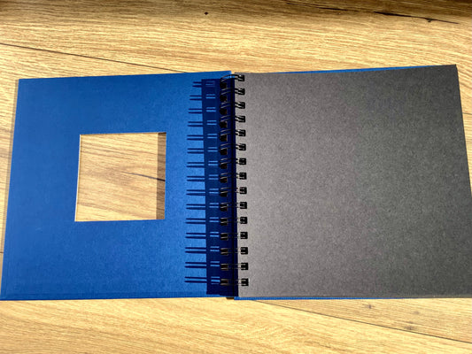 Foto-Spiralbuch 20x20cm mit Fenster-Ausstanzung blau