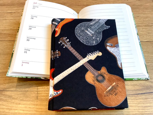 Wochenkalender B6 Stoff 1W/1S 12x16 2026 Gitarre Kaspar Hauser
