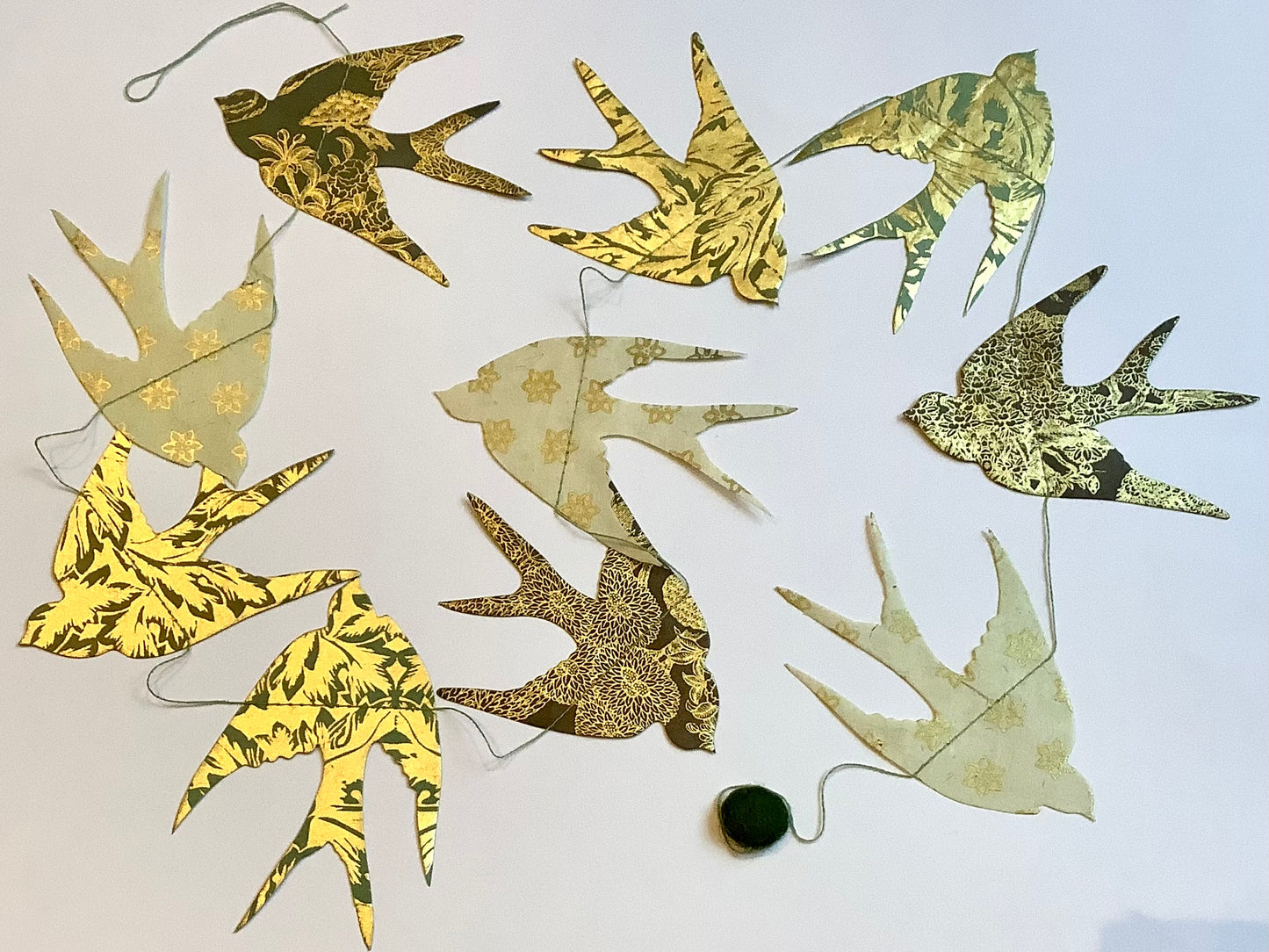 Girlande Papier-Mobile Schwalben silber-gemustert Lamali