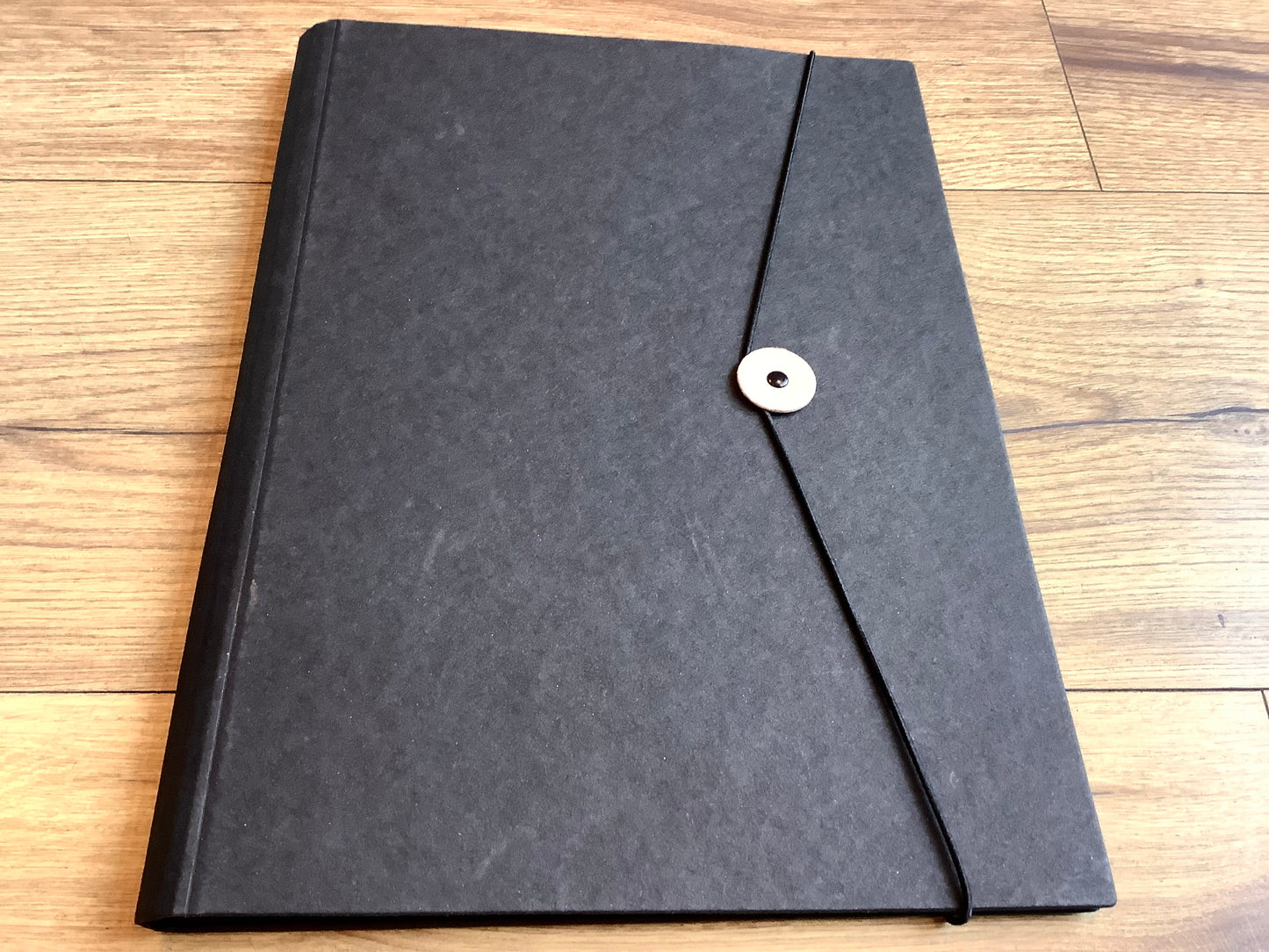 Tagungsmappe Blockklemme Gummizug schwarz natural - Polly Paper - Umweltfreundliche Schreibwaren