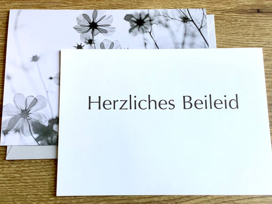 Beileidskarte Cosmeen schwarz-weiß (art+nature) mit Einleger